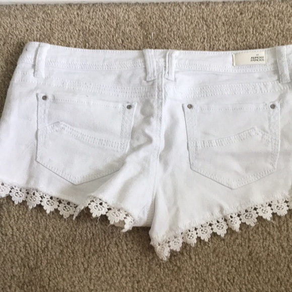 NWOT Almost Famous white shorts size 9 - Picture 3 of 4